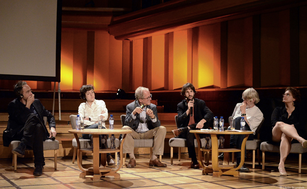 Raphaël Glucksmann, Agathe Cagé, Paul Dekker, Dries Gysels, Philippe Van Parijs and Tine De Moor debate, in Flagey, on the political alienation of young people and the need to revitalise collective action.