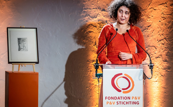 Portrait de Dorottya Rédai, activiste LGBT, lors de son speech à la remise du Prix de la Citoyenneté de la Fondation P&V en novembre 2022.